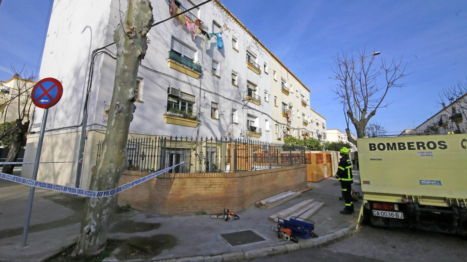 Un camión de bomberos ante el último bloque que sufrió desprendimientos el día 30 de enero.