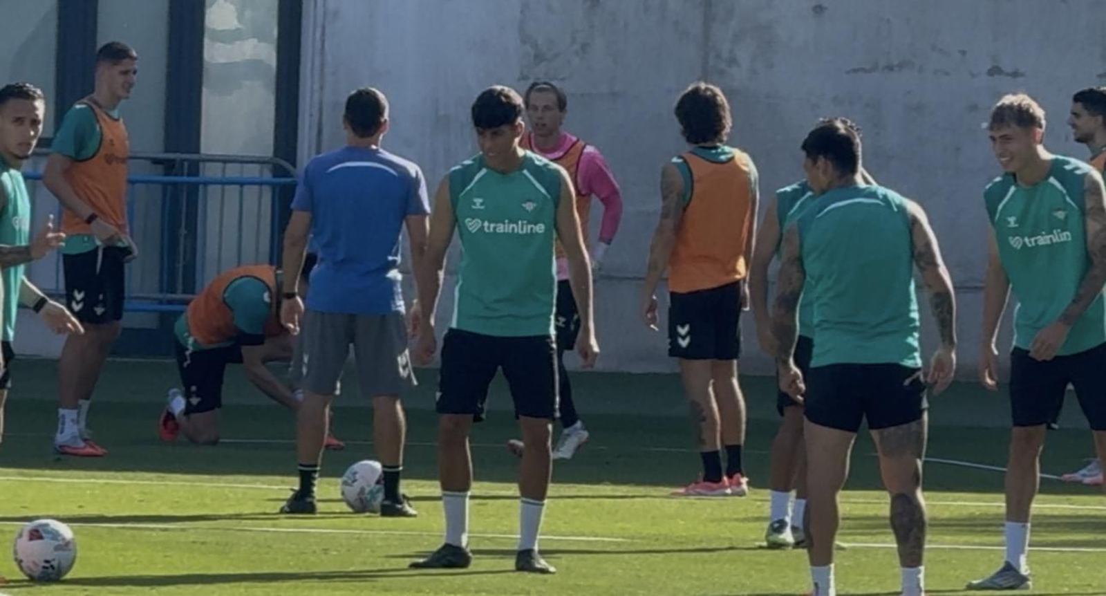 Marcos Mora con el Betis en un entrenamiento este jueves
