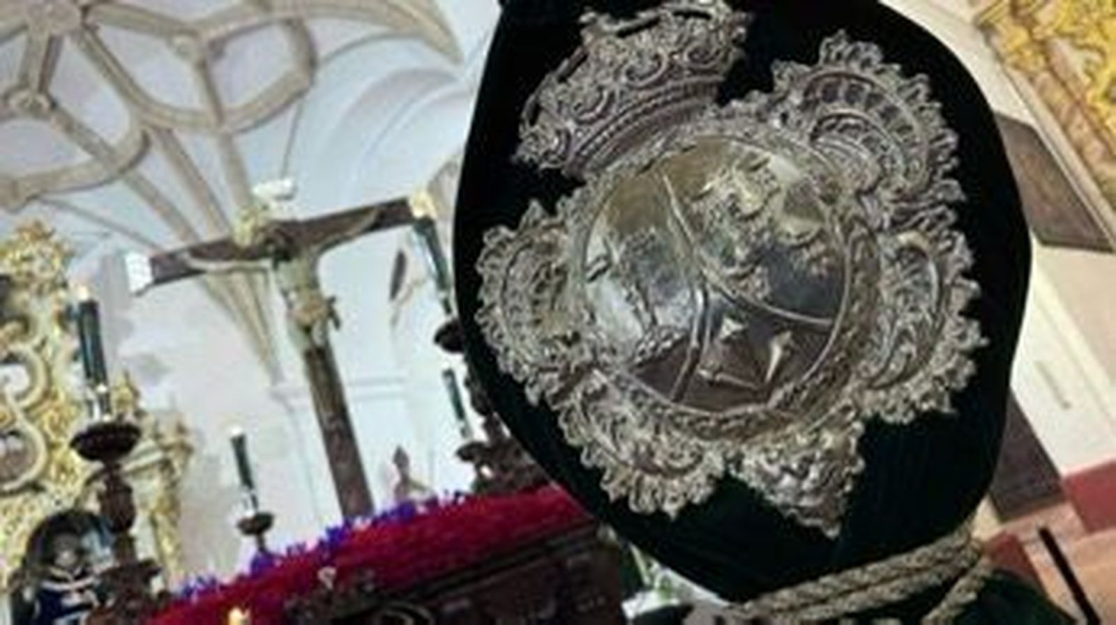 Estandarte de los Estudiantes con el Cristo Verde al fondo