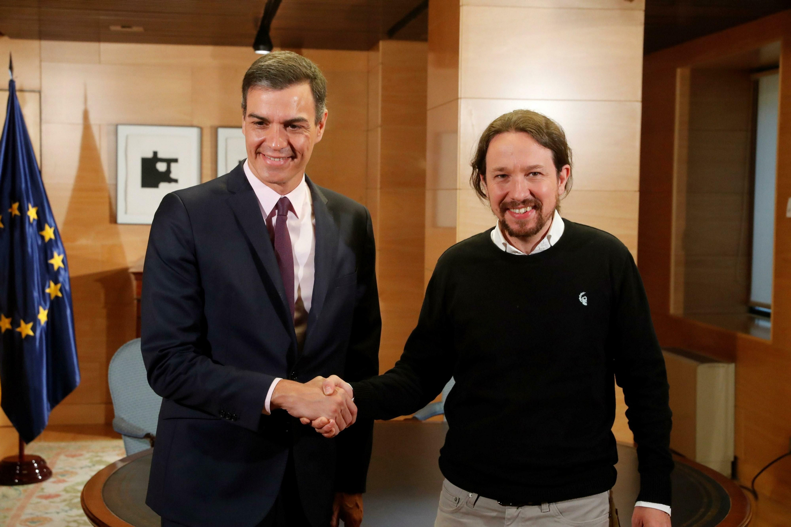 El presidente del Gobierno en funciones, Pedro Sánchez, y el líder de Podemos, Pablo Iglesias, durante la reunión que han mantebido este martes en el Congreso.