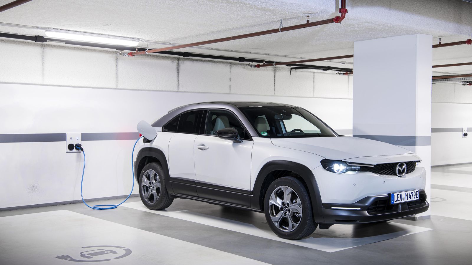 Entre otras razones que esgrime Mazda para no contar con una batería de mayor capacidad -35,5 kWh- está que los recorridos diarios de los europeos son inferiores a 50 km. También apunta razones vinculadas a la sostenibilidad, en tanto que las baterías de menor capacidad tienen menos impacto ambiental que las más grandes.