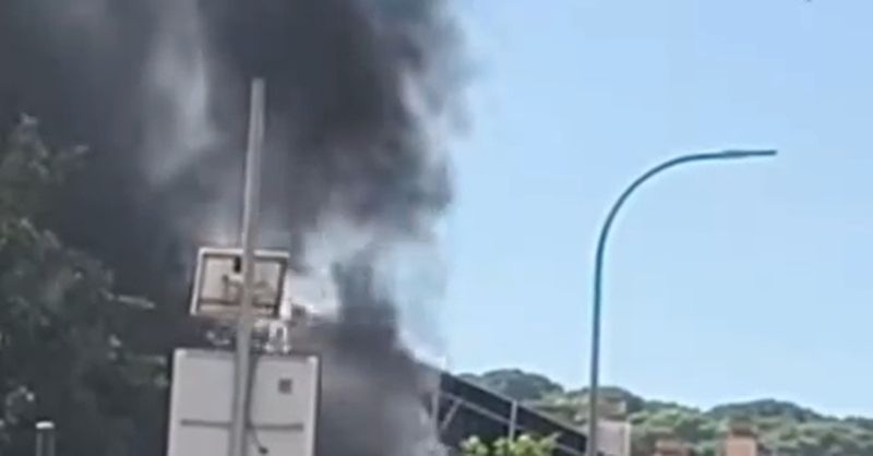 Arde un coche afectando a otros dos en Montequinto