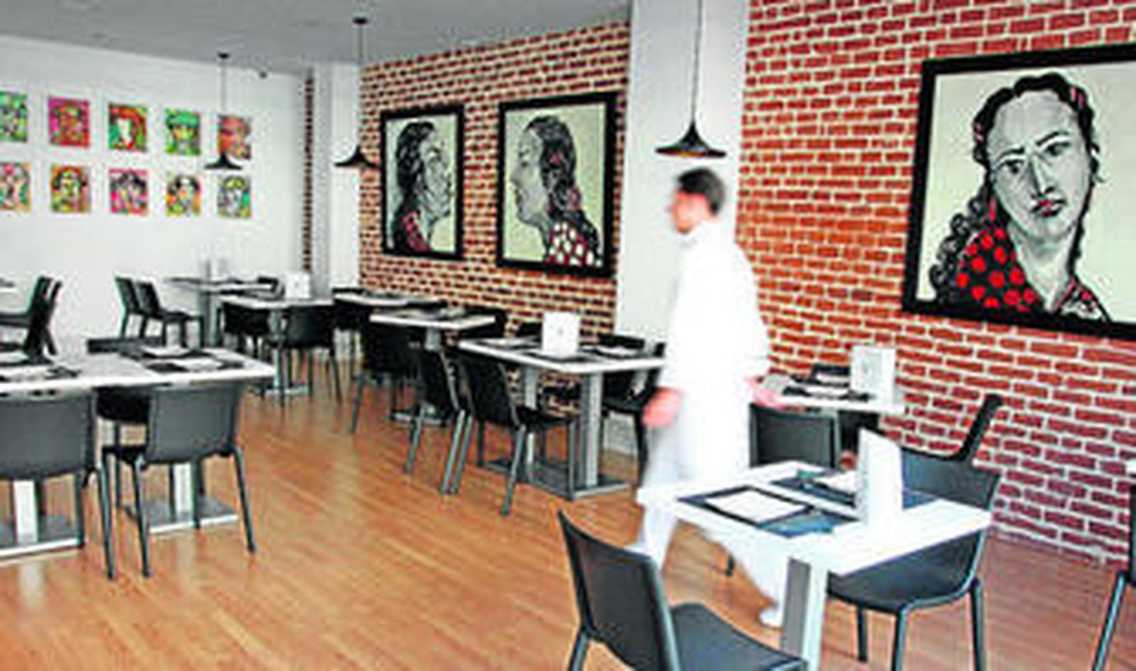 1. La buena aceptación del local llevó al chef a ampliarlo sólo unos meses después de su apertura con un nuevo salón. 2. La presentación de los platos es clave en La Velouté. 3. Fran Rodríguez posa en su restaurante.