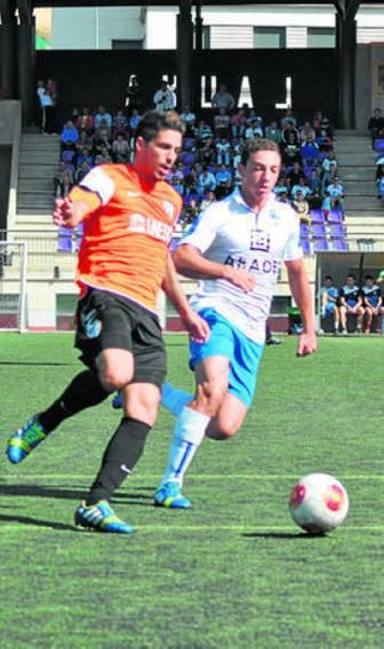Cazorla persigue a un jugador del Atlético Malagueño en el duelo de ida.