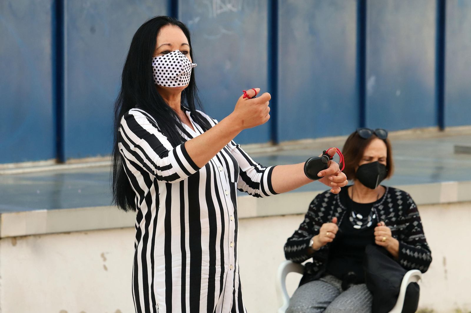 Imágenes del taller de tocar palillos de la programación de Cultura en los Barrios