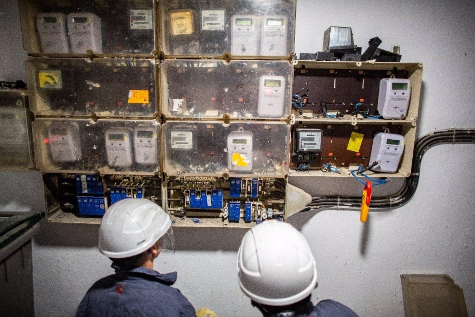 Inspectores de Endesa ante contadores manipulados.