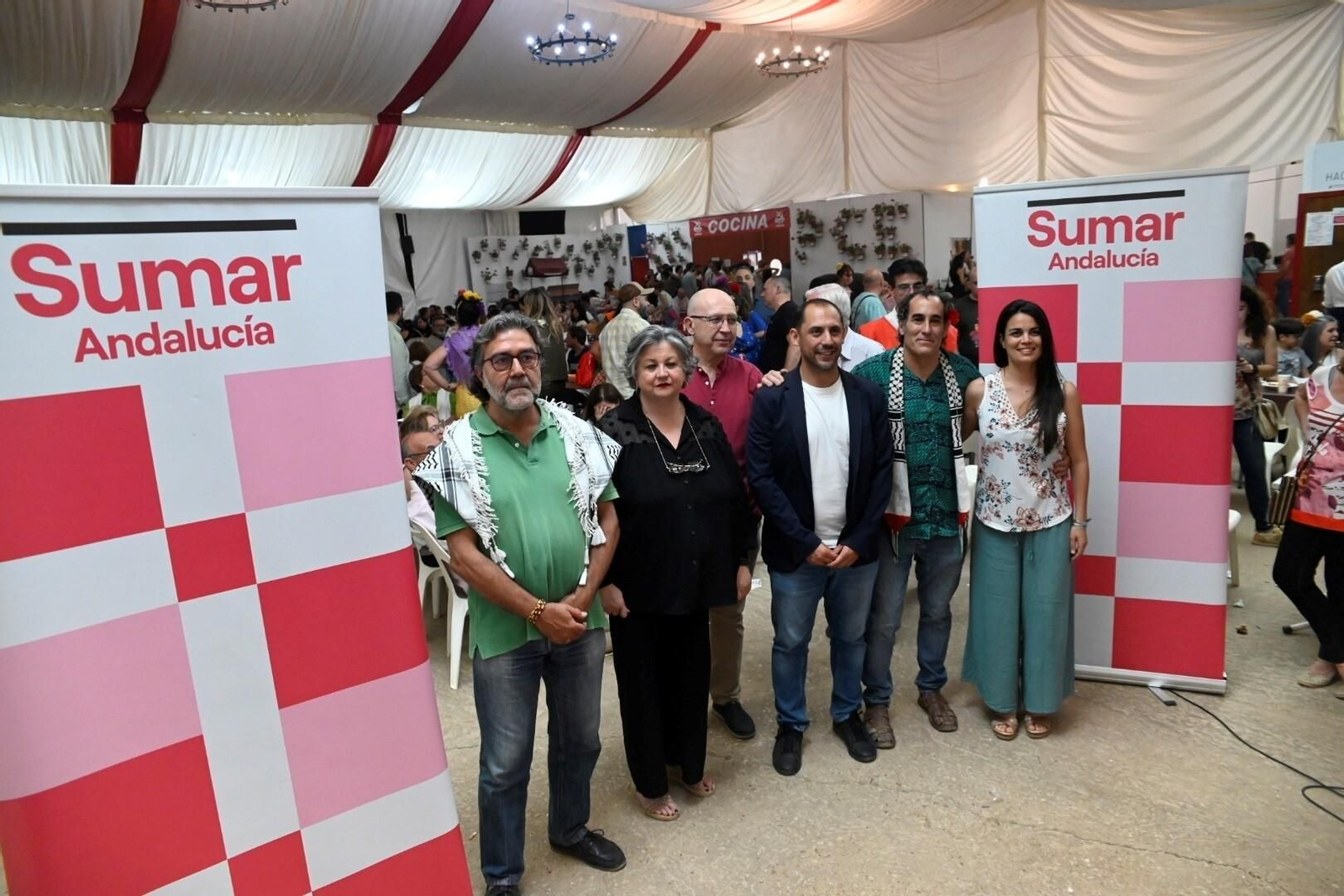 Los dirigentes de Sumar, en su acto electoral en la caseta de IU en la Feria. Los dirigentes de Sumar, en su acto electoral en la caseta de IU en la Feria.