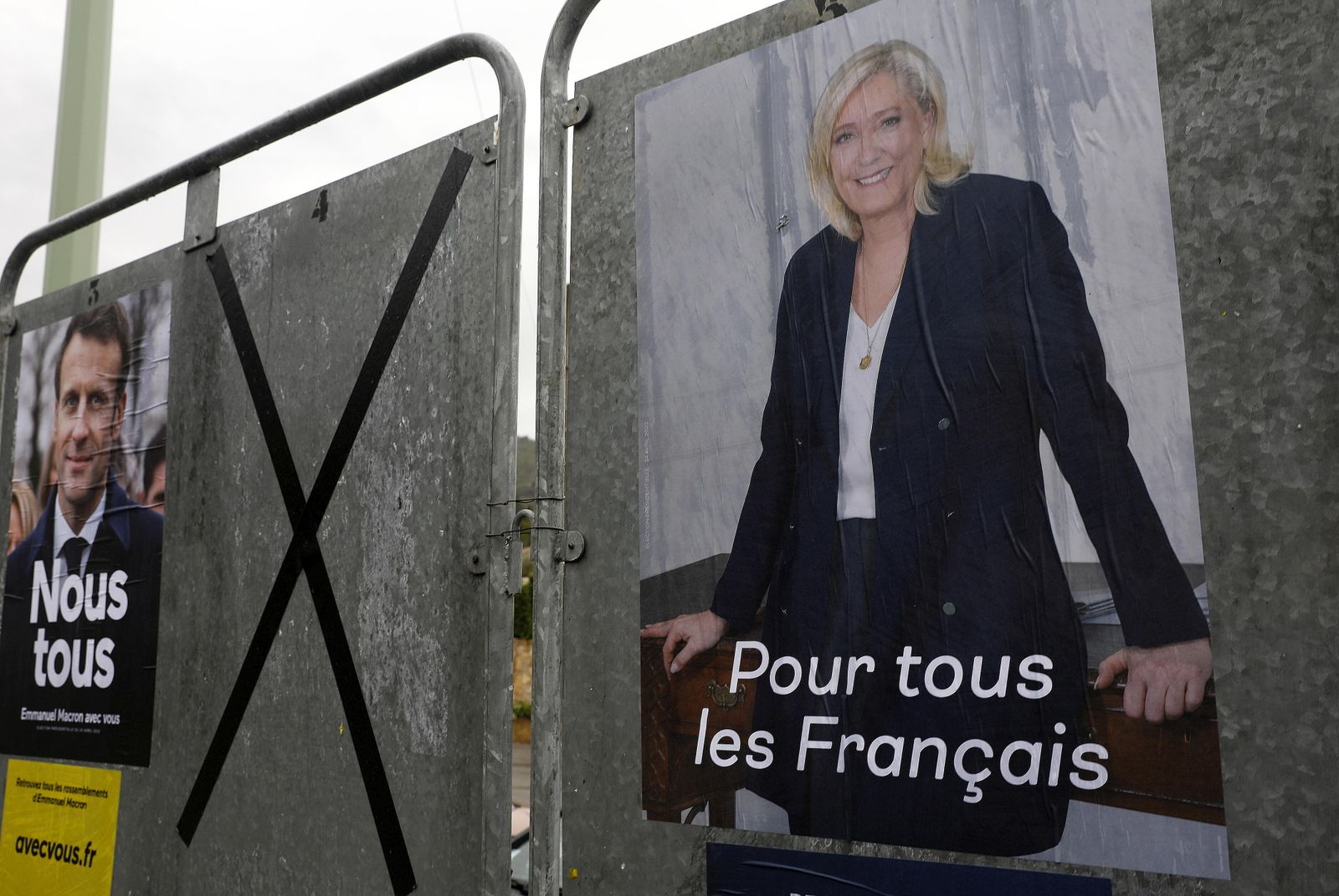 Dos carteles electorales con las imágenes de Macron y Le Pen