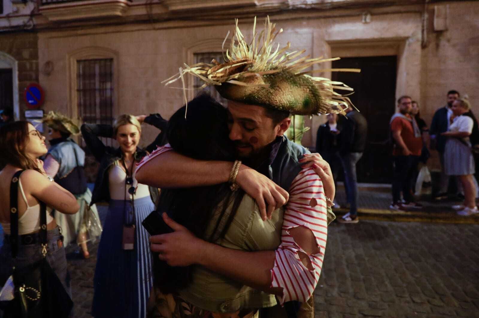 Celebración de la permanencia del cádiz en el exterior del teatro