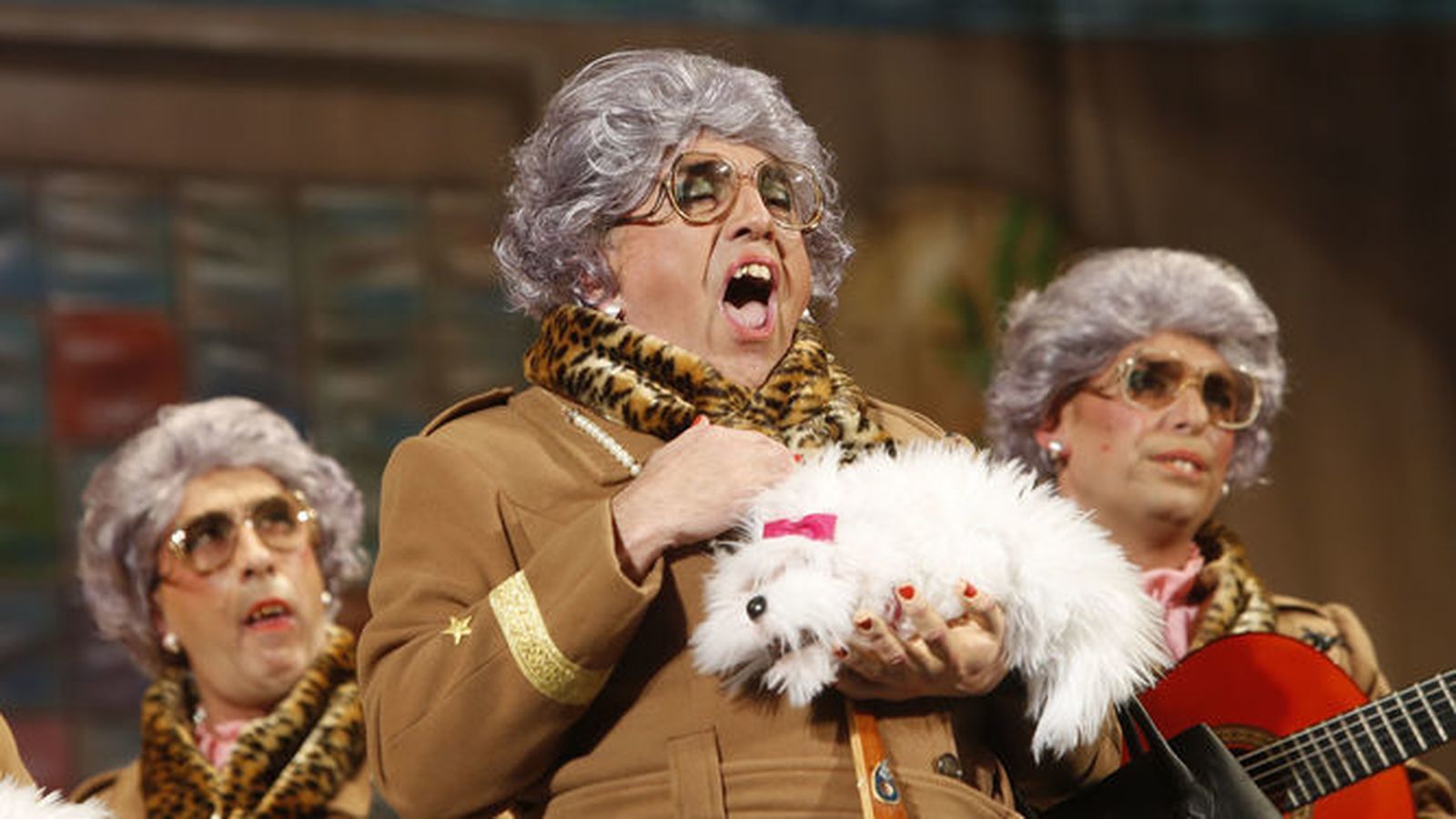 Selu, disfrazado de suegra, con su chirigota.