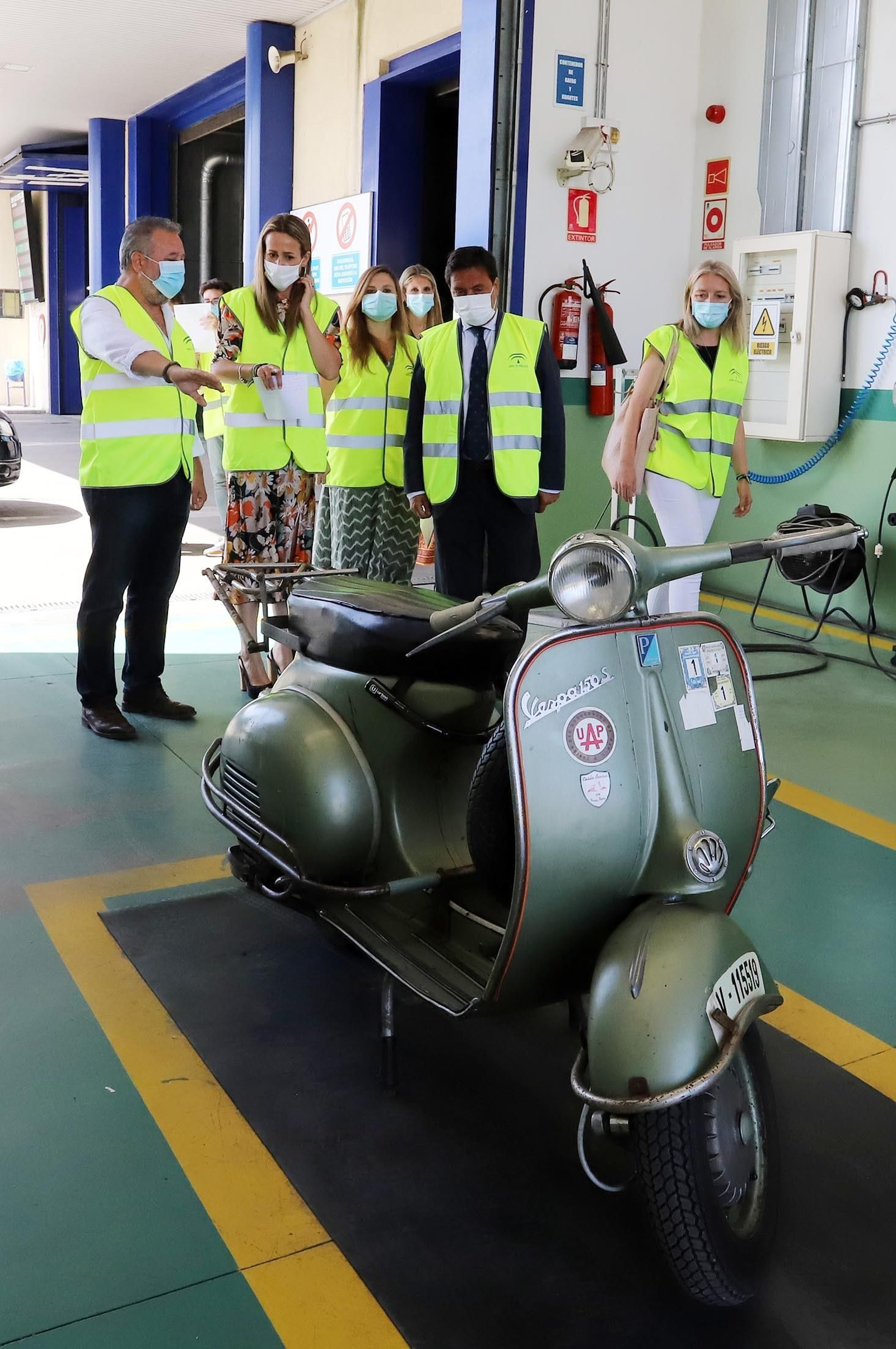 Imágenes de la Estación de Inspección Técnica de Vehículos (ITV) tras la visita de Bella Verano y Francisco José Delgado,  director general de Veiasa