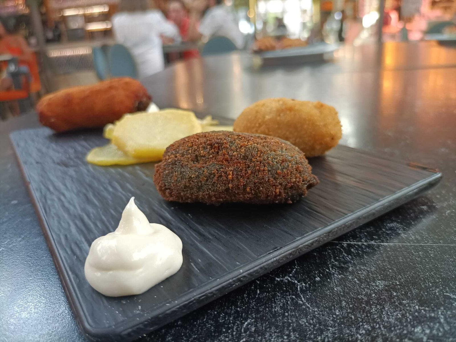 Mini flamenquín premium (lomo, jamón ibérico, pimiento y queso), croquetas de chipirones en su tinta y de jamón ibérico de D'Córdoba Sabores