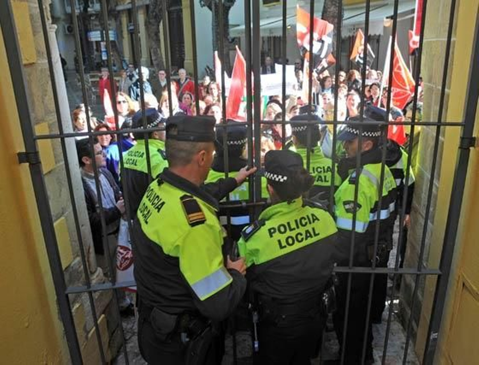 La Policía Local frena el intento de las trabajadoras de Acasa y Limasa de tomar el Consistorio si bien lograron ocupar la sede del grupo municipal del PSOE más tarde

Foto: Manuel Aranda