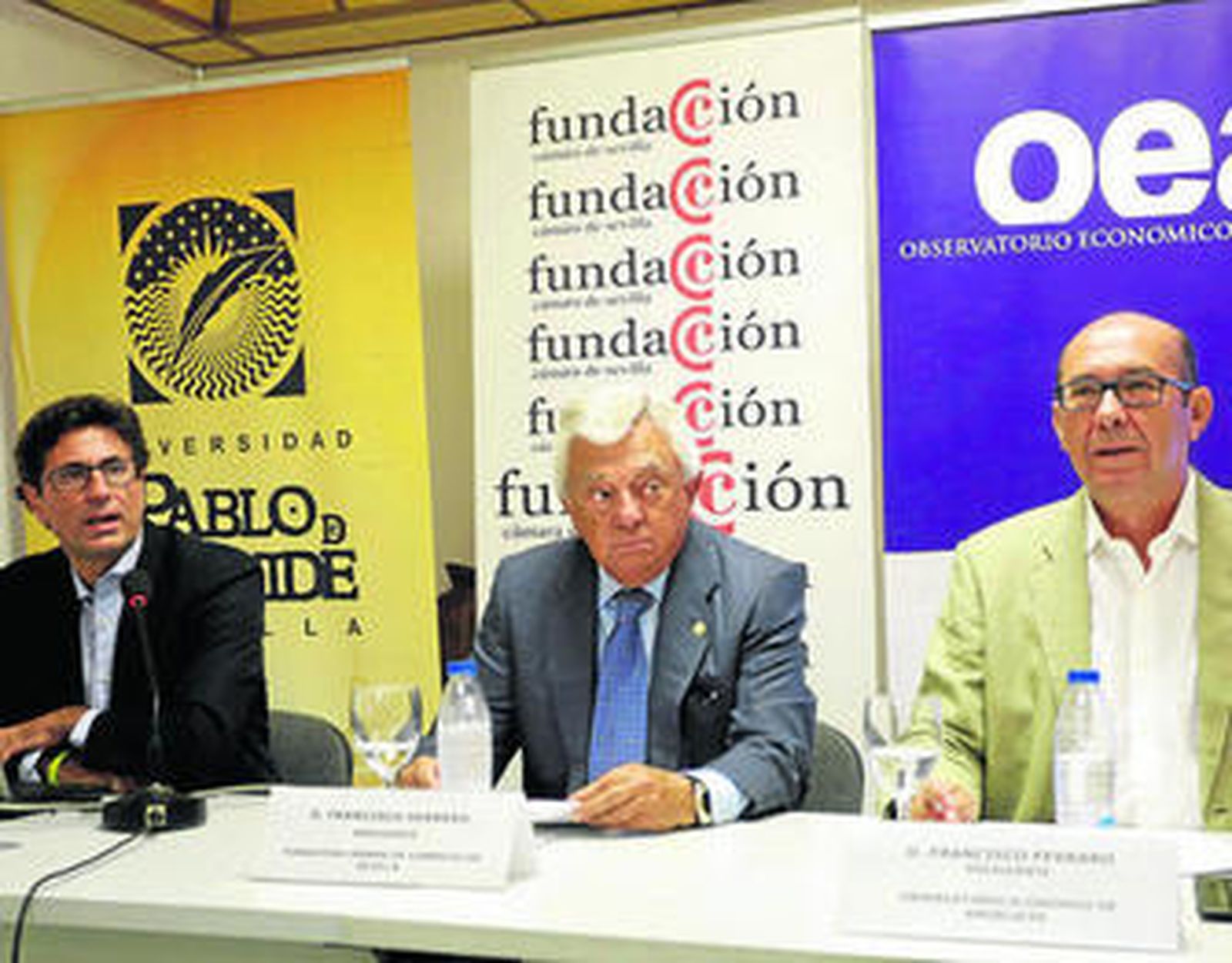 El profesor de la UPO Manuel Alejandro Hidalgo, el presidente de la Fundación Cámara de Sevilla, Francisco Herrero, y el presidente del OEA, Francisco Ferraro, ayer en el Club Antares.