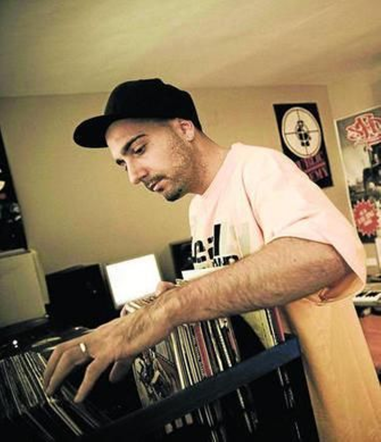 Acción Sánchez, entre cientos de sus discos.