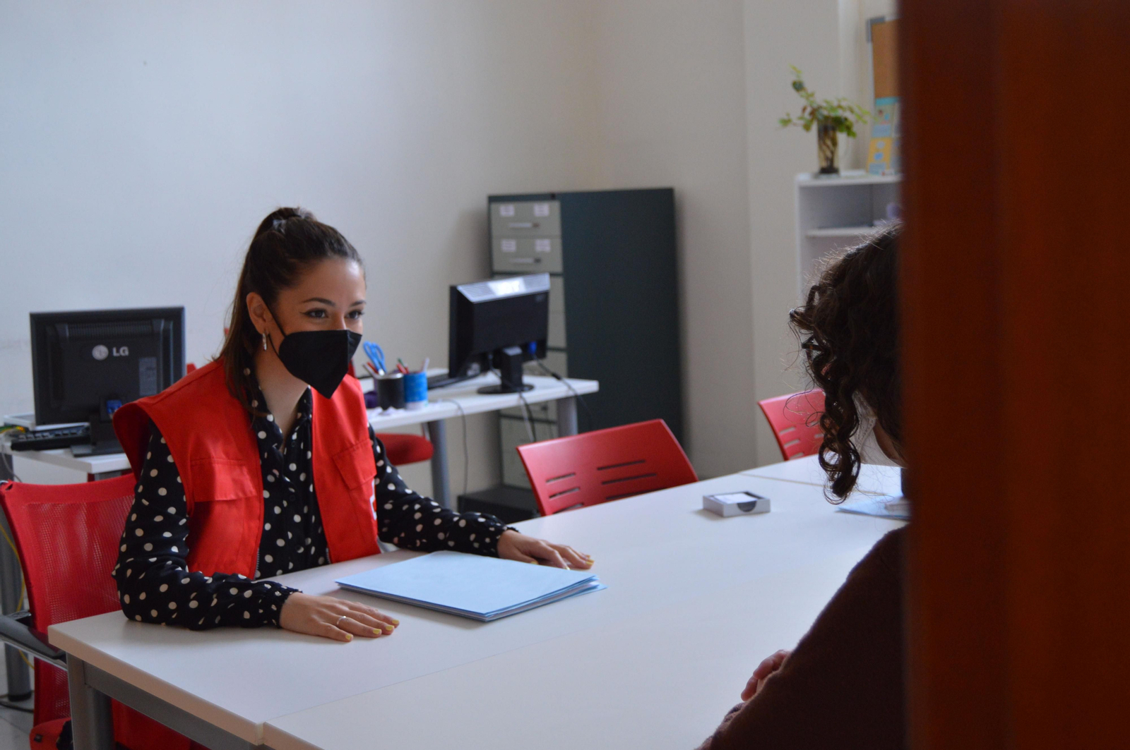 Una miembro de Cruz Roja atiende a una paciente.