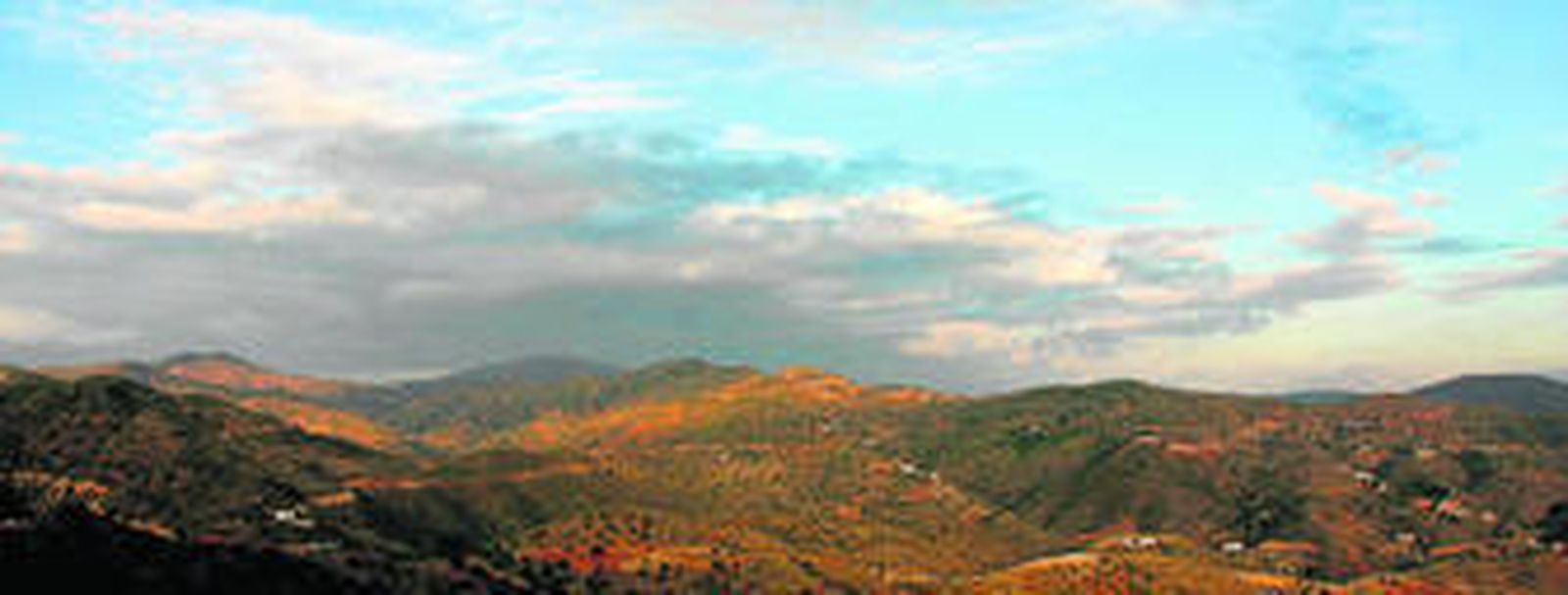Monte San Antón con Los Montes de Málaga al fondo.