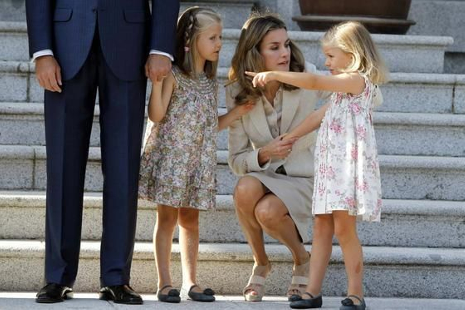 El papa ha sido recibido por los reyes, los príncipes de Asturias y la infanta Elena en el Palacio de la Zarzuela.

Foto: EFE