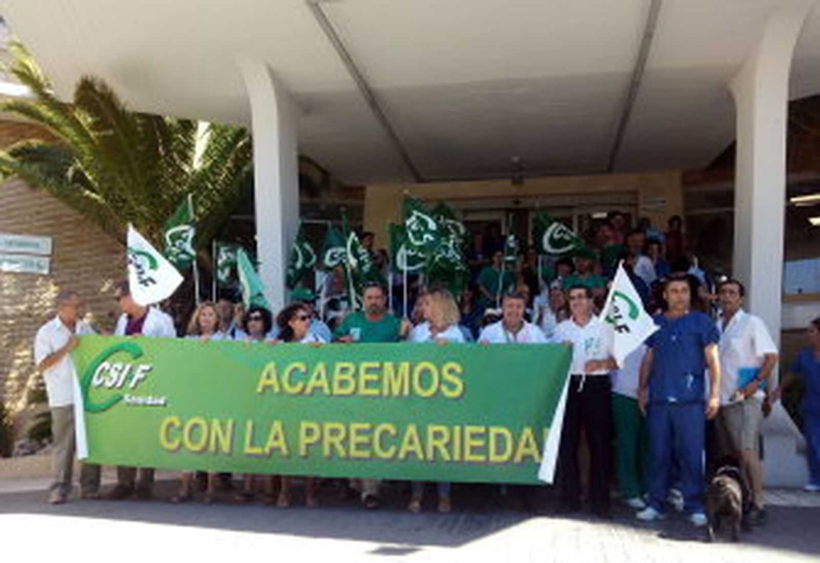 El personal sanitario se concentra para decir 'basta' a la precariedad laboral