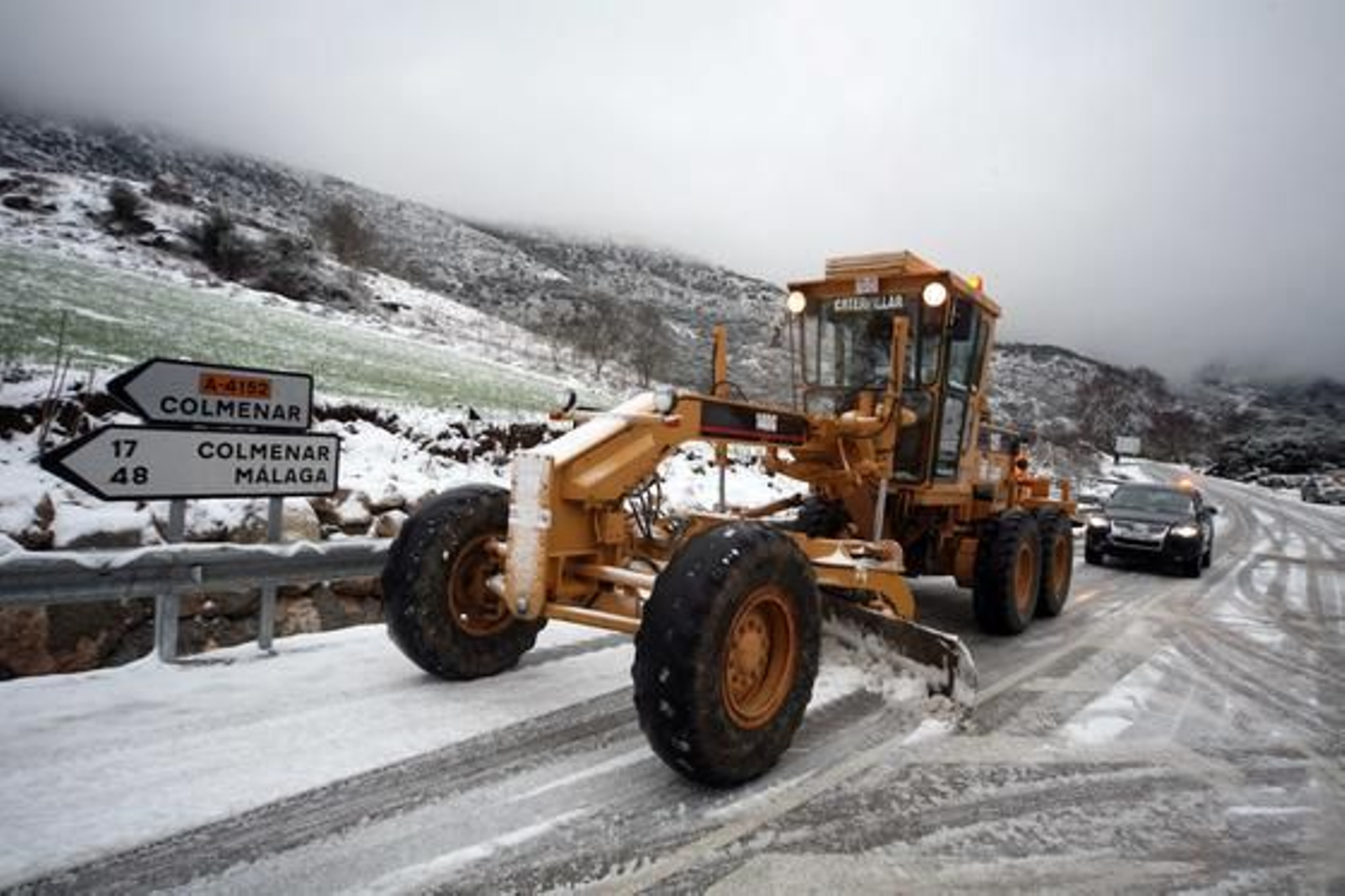 Una máquina quitanieves despeja una carretera en Málaga.

Foto: Joly Digital