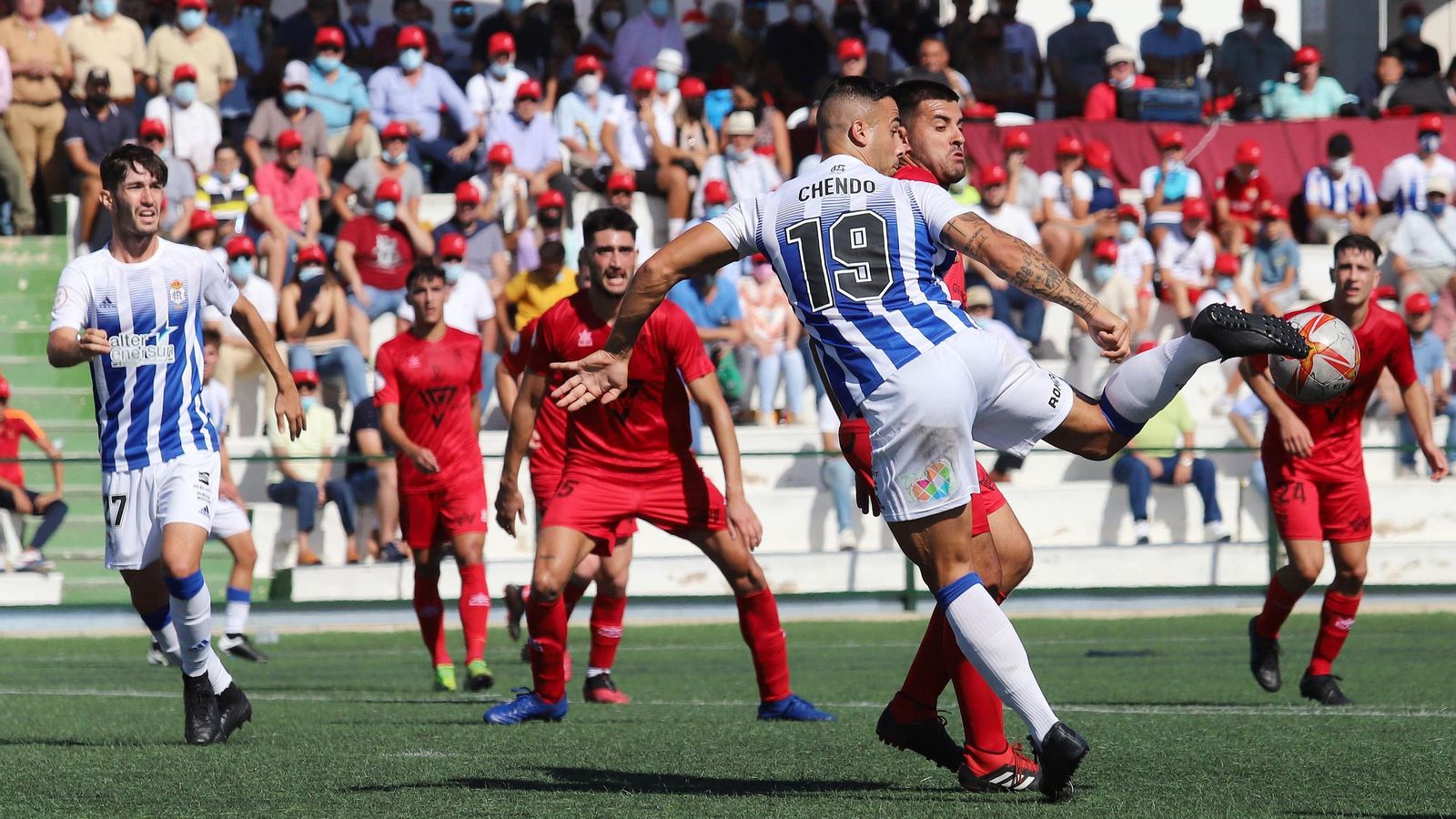 Chendo trata de controlar un balón en el área rival.