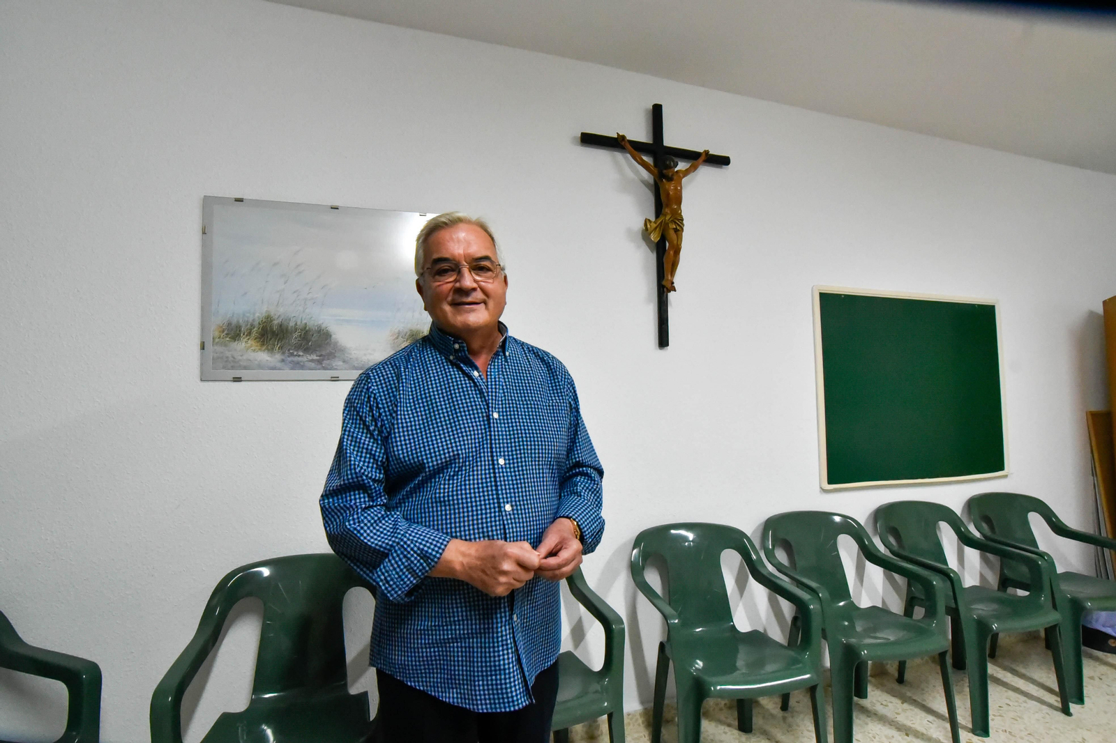 El padre Pedro Gómez, en los salones parroquiales de La Piñera.