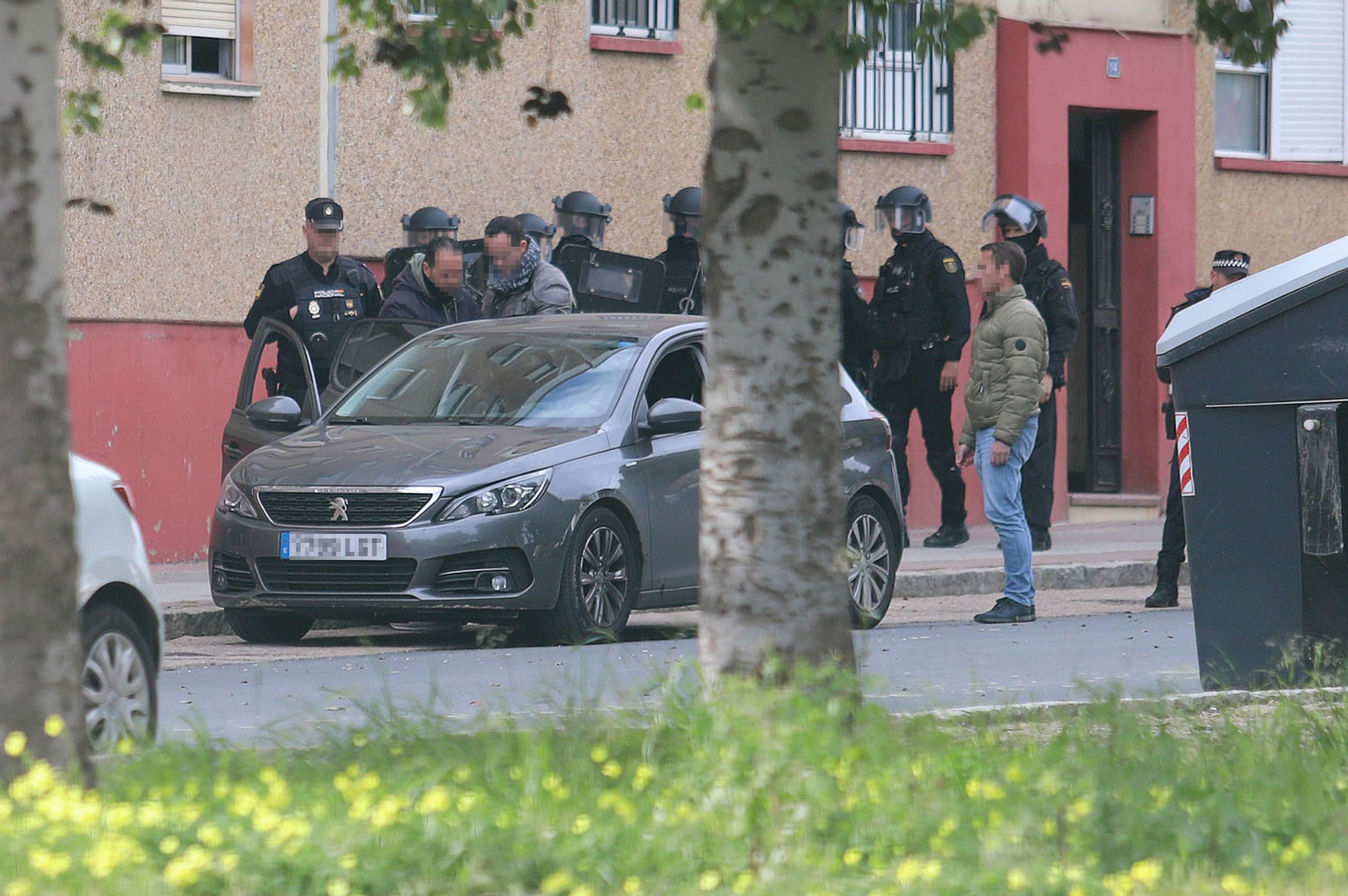 Imágenes del atrincherado que amenazaba con hacer estallar una bombona en el Torrejón, Huelva