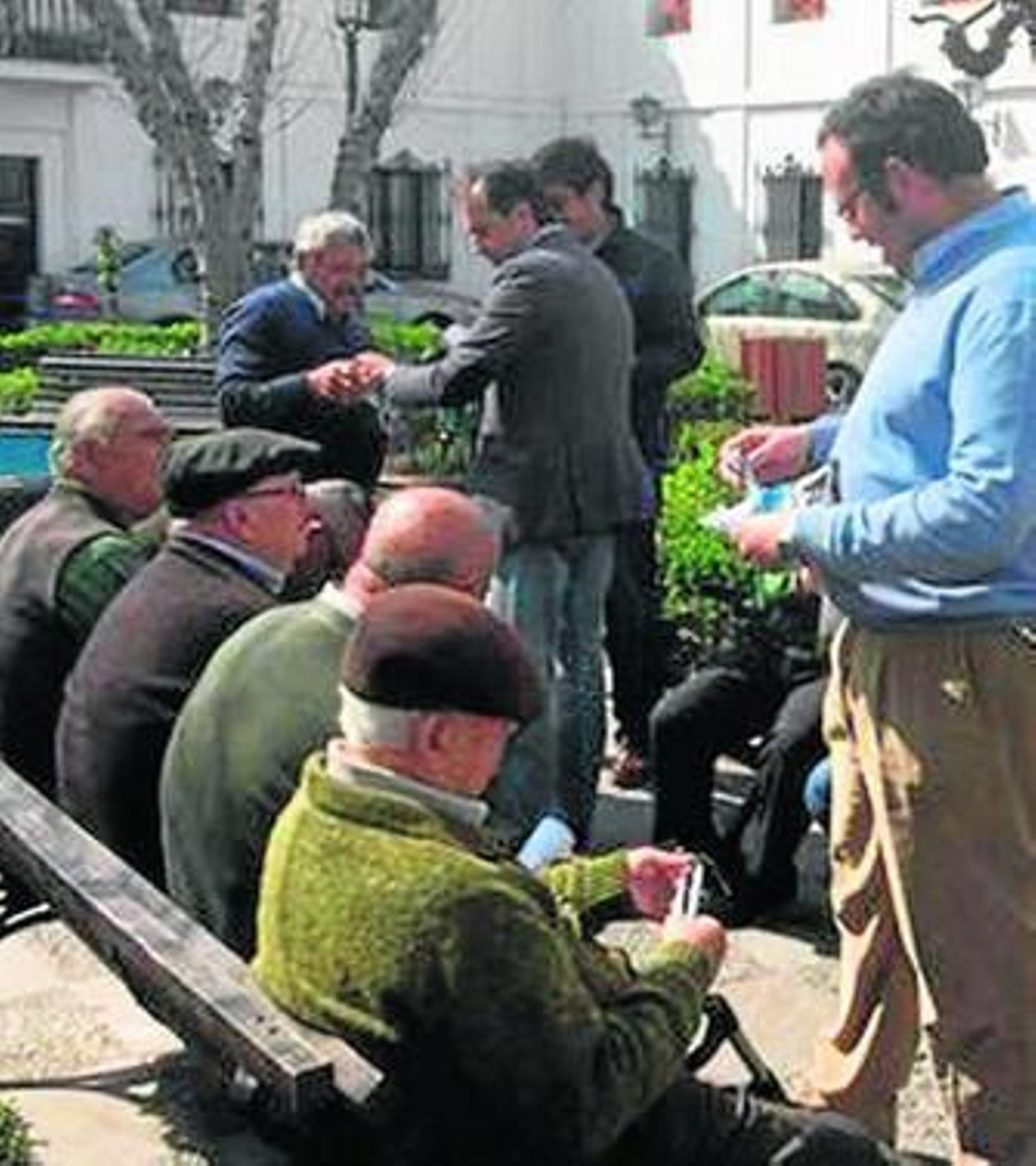 Saldaña, en el centro, en un reparto de propagando en La Barca.