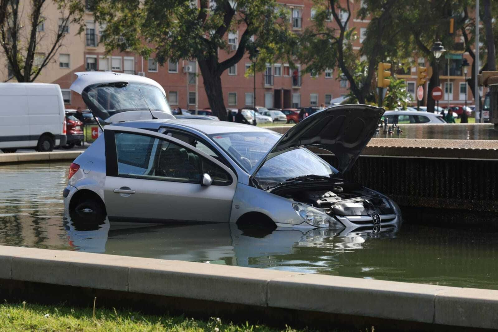 Las espectaculares imágenes de un coche accidentado que acabó en la fuente de la Avenida de Andalucía