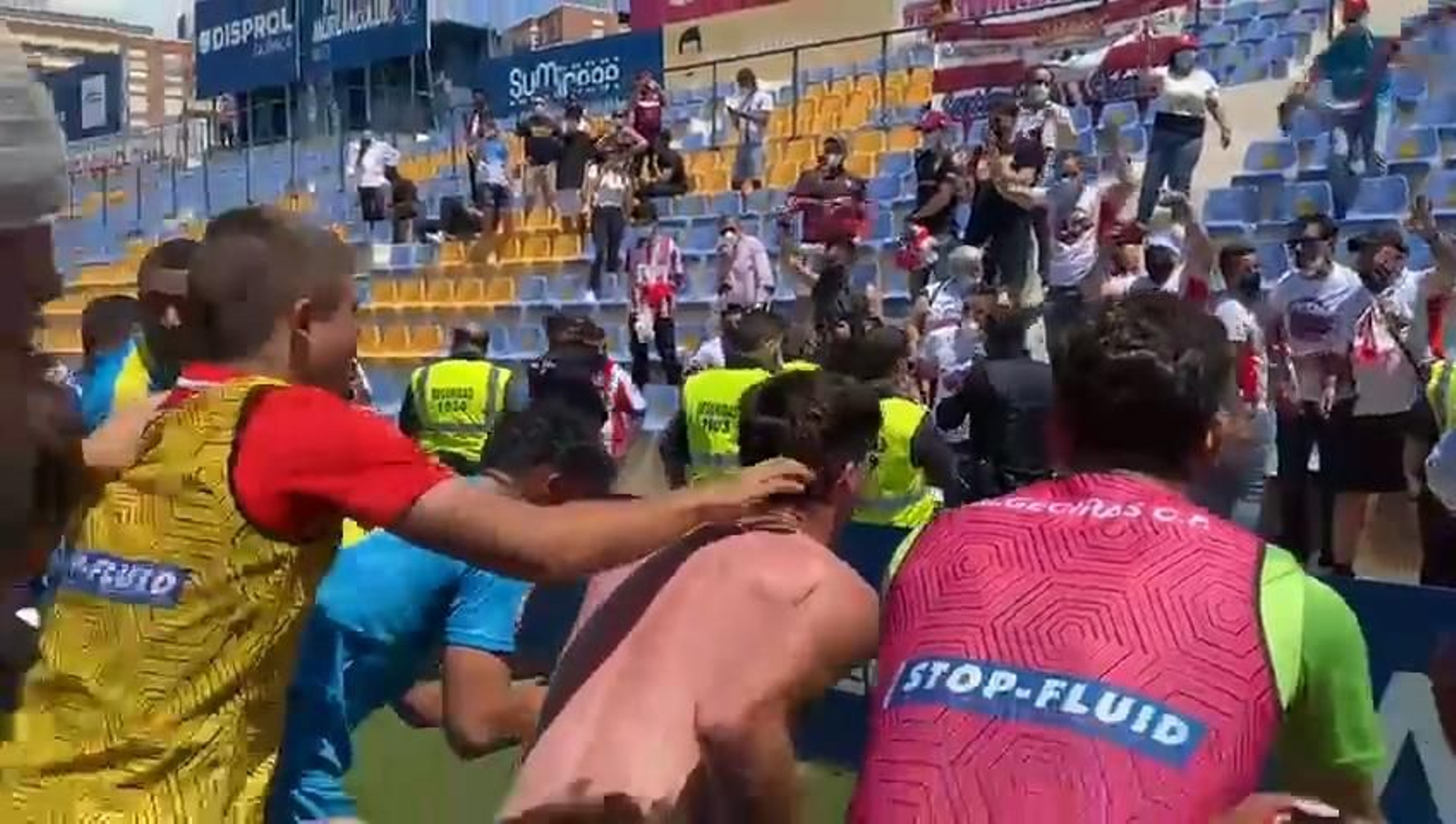 El Algeciras celebra con su afición la clasificación para el playoff de ascenso El Algeciras celebra con su afición la clasificación para el playoff de ascenso