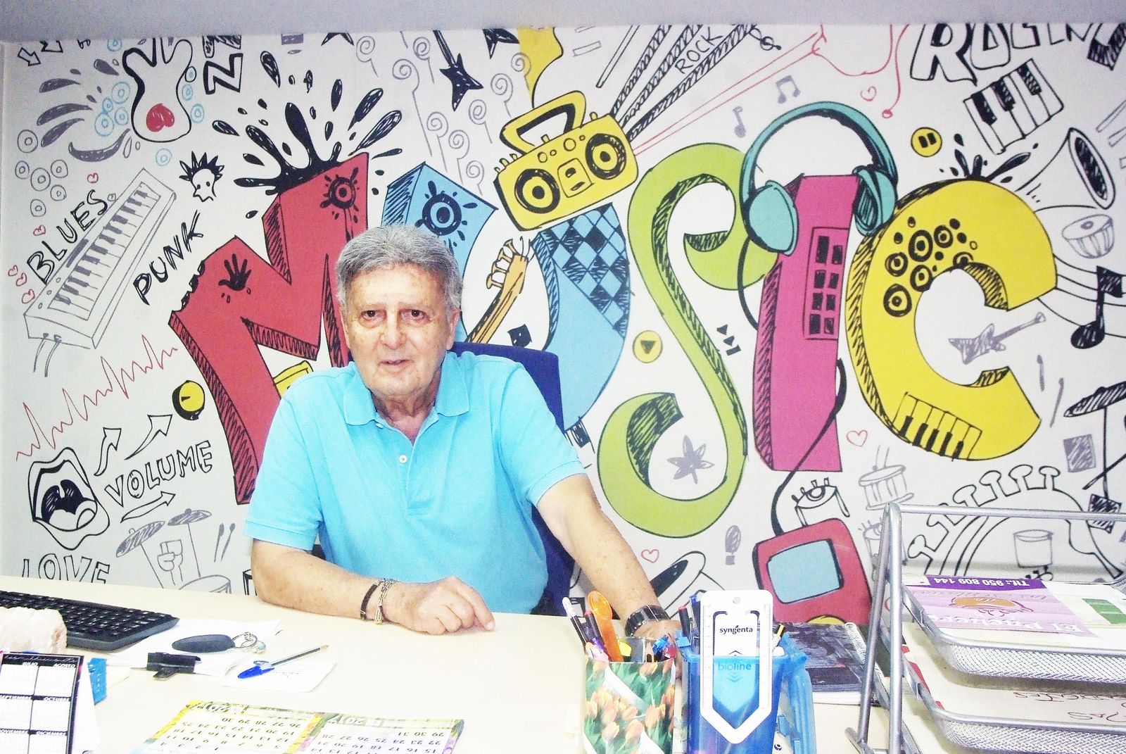 Joaquín de la Muela en su oficina donde se agolpan los recuerdos en su memoria de toda una vida dedicada a la música.