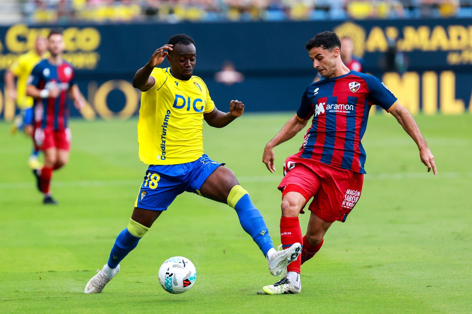 Una acción del Cádiz-Huesca de la primera vuelta.