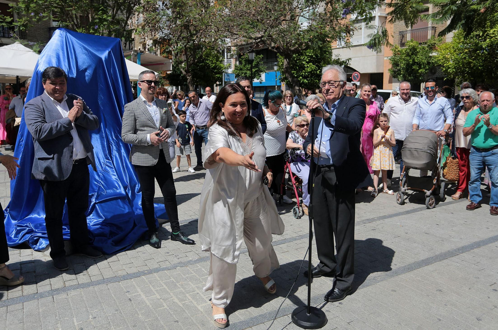 Imágenes del descubrimiento de la escultura en honor a Joseli Carrión