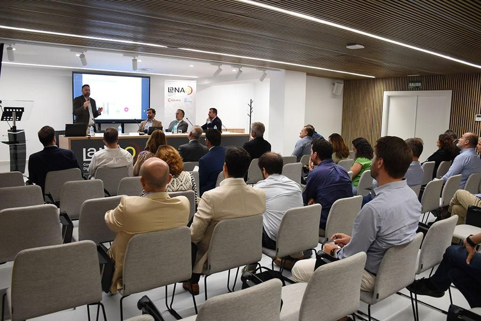 Imágenes de la jornada 'Nuevos modelos de negocio gracias a la Inteligencia Artificial y banca web3' en el Club Cámara de Comercio