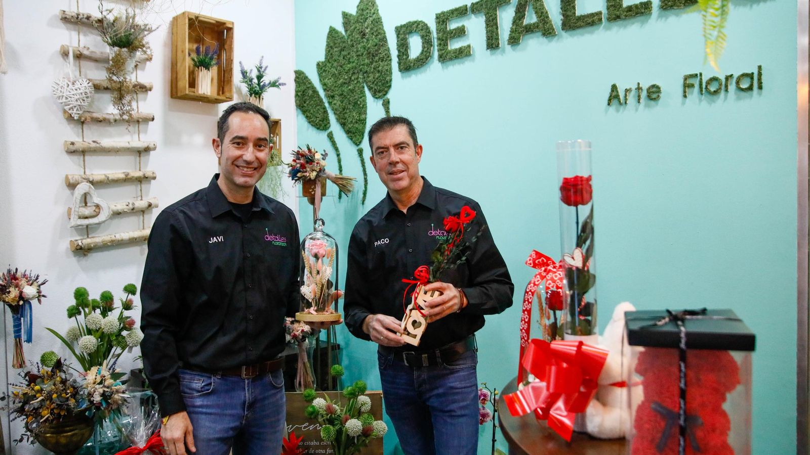 Quien compra flores suele dejarse aconsejar. Si solo lee este pie de foto, triunfan las rosas eternas.