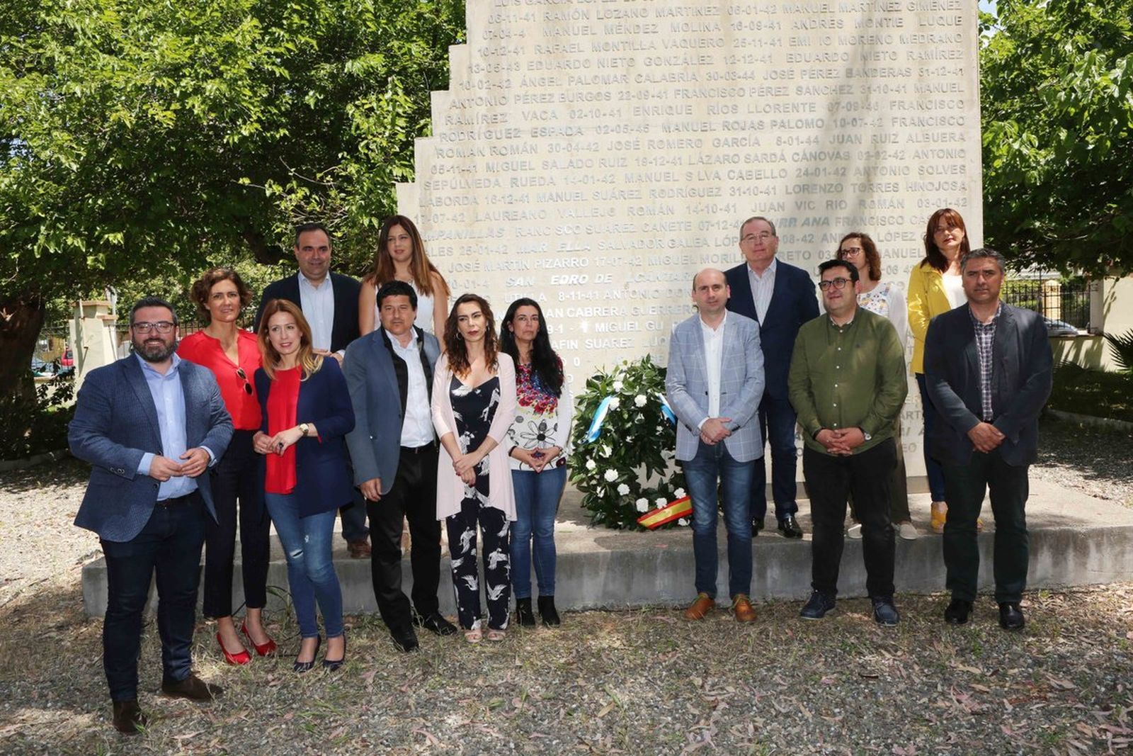 Miembros del equipo de Gobierno y portavoces de los grupos políticos bajo la escultura 'Sombra de luz'