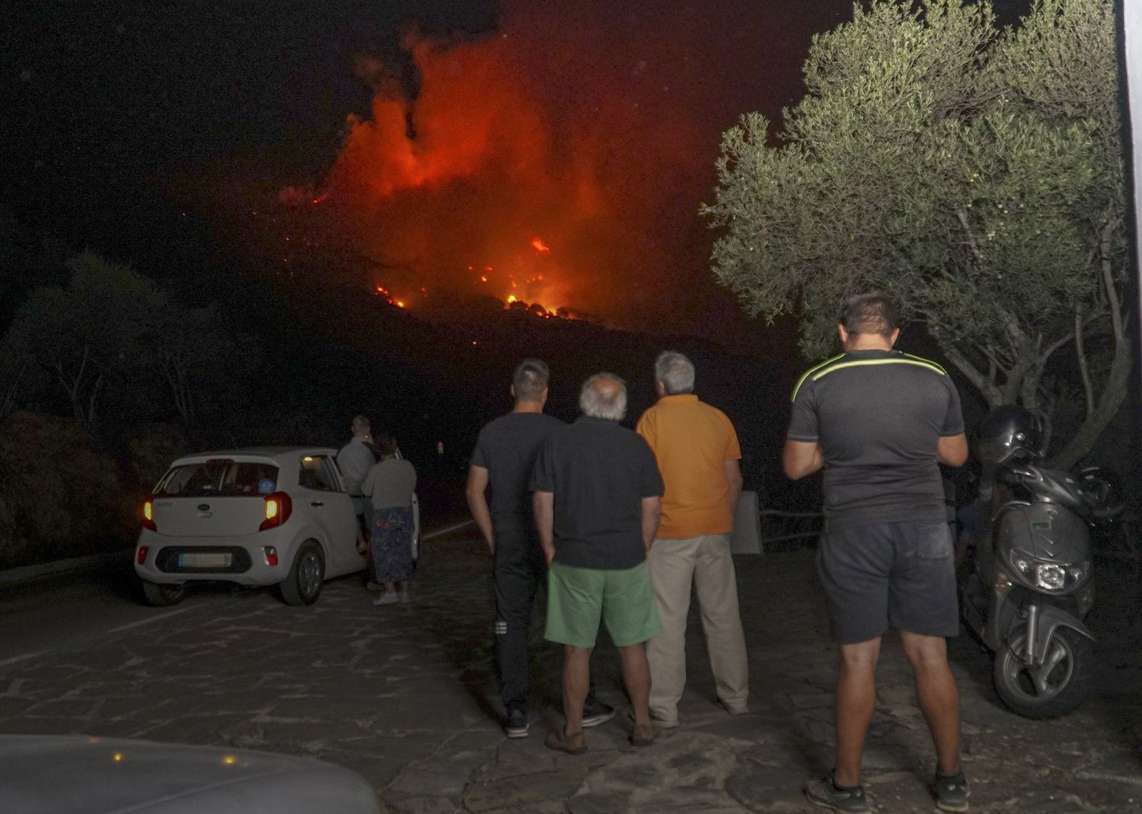 Vecinos de Casares observan las llamas cerca de sus viviendas.