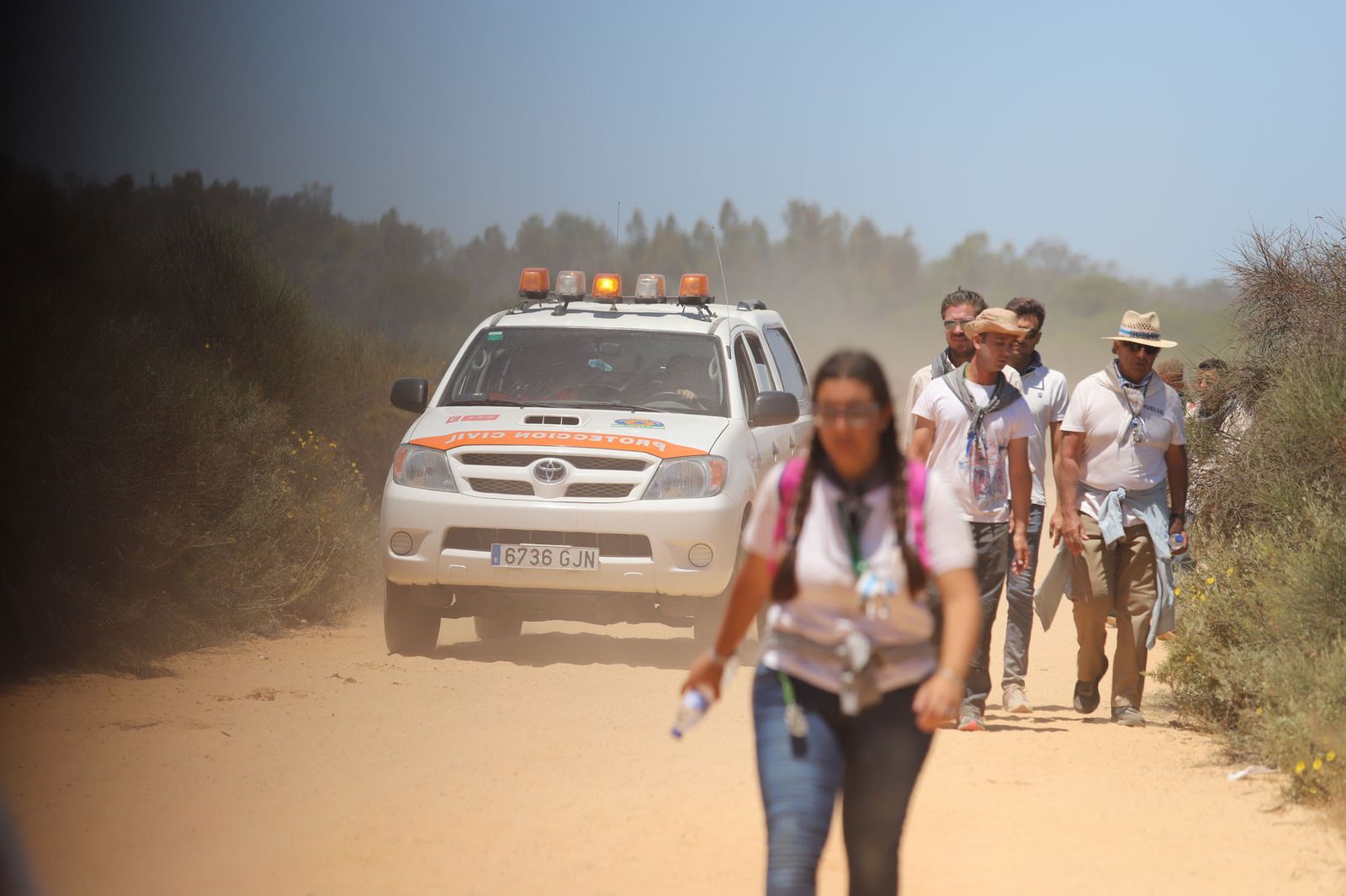 Un vehículo de Protección Civil circula por los caminos.