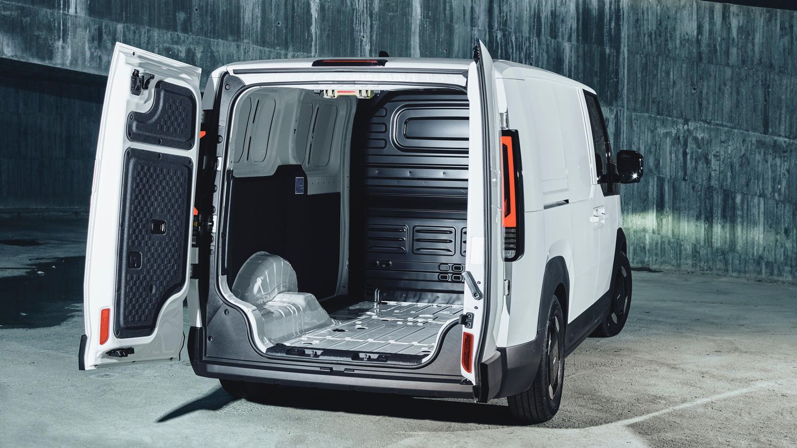 La reducida distancia que hay entre el suelo del PV5 y el firme facilita el movimiento de cargas pesadas.