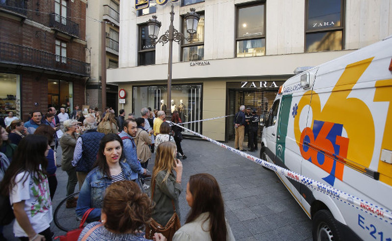 Muere una mujer de un infarto en el Zara de la Campana
