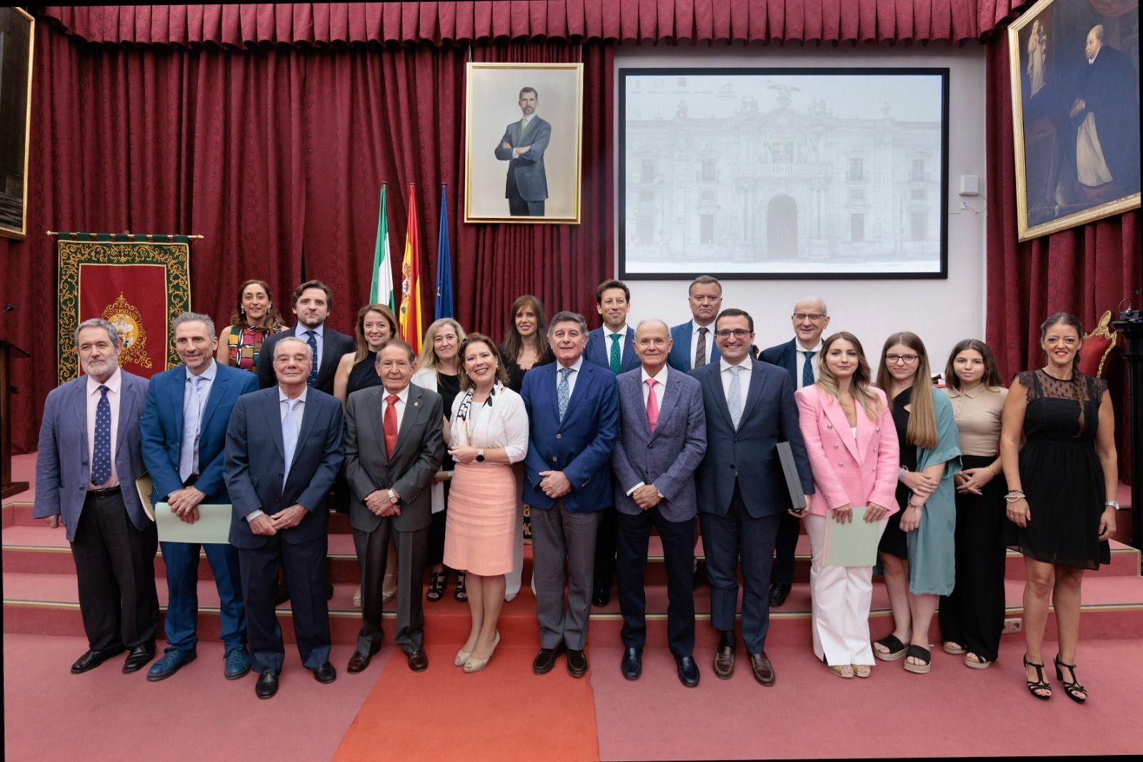Foto de familia de los premiados.