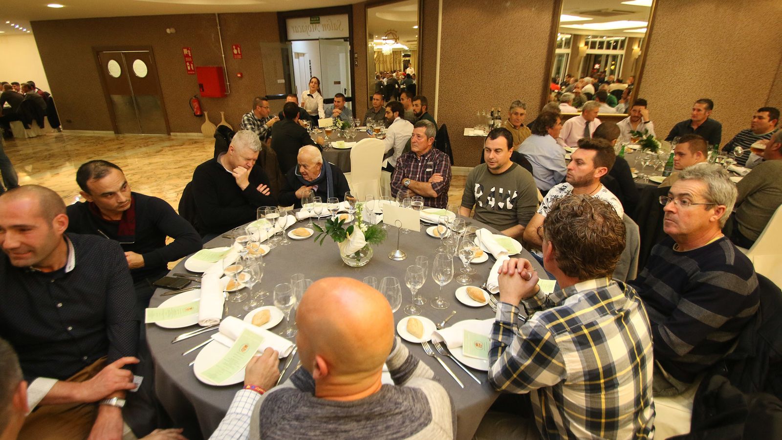 Multitud de futbolistas veteranos en el Gran Hotel.
