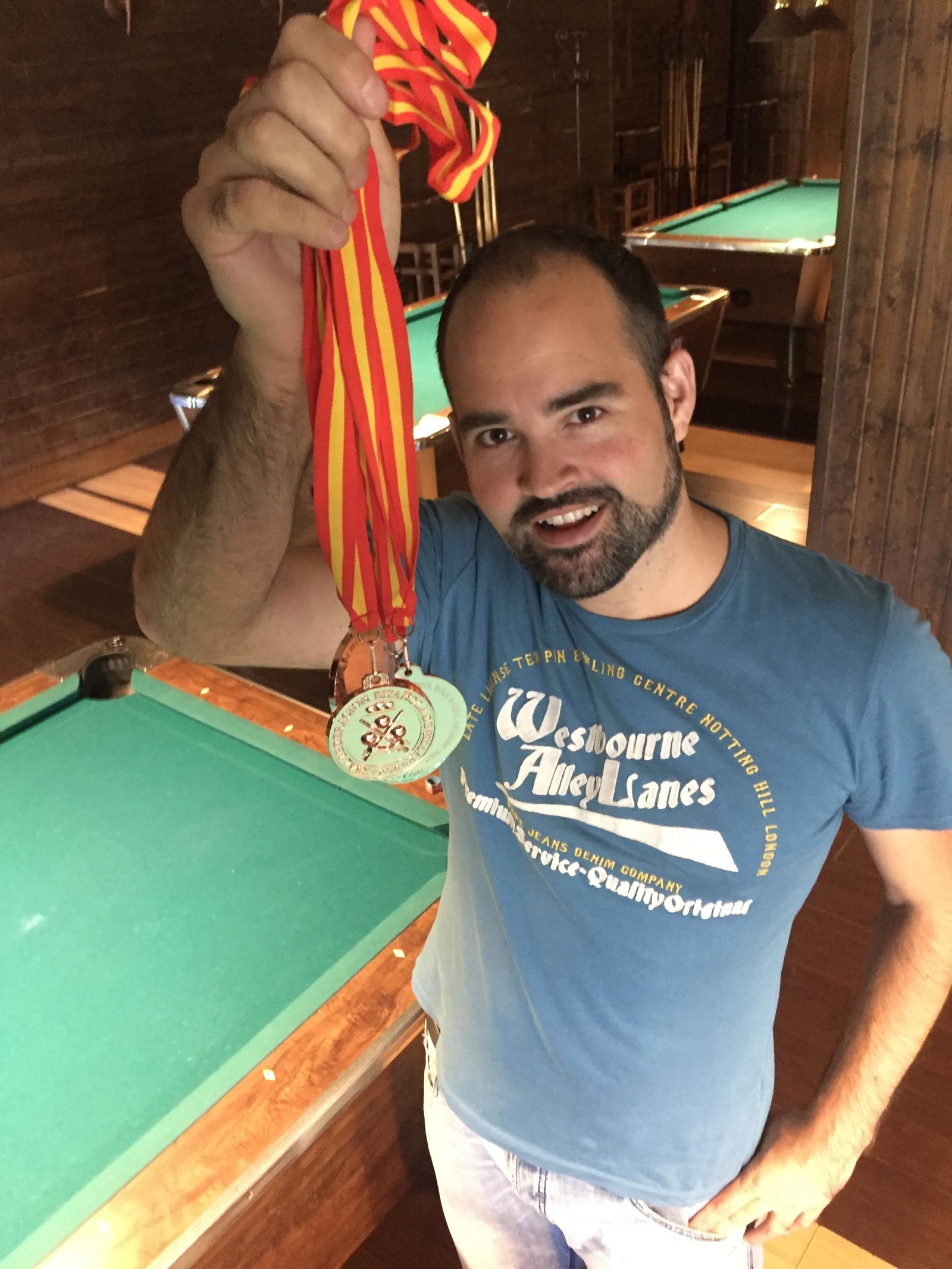 Tomás Sánchez posa con sus cuatro medallas nacionales en las mesas de la sala Mingot.