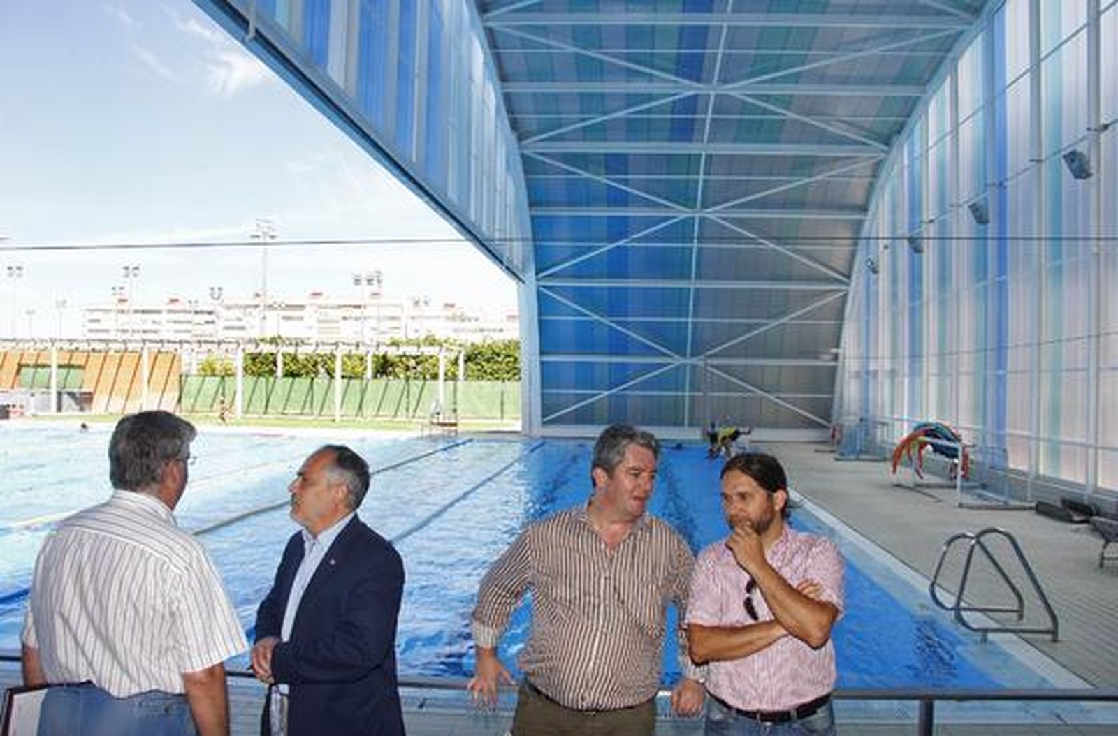 El concejal de Juventud y Deportes observa las innovaciones del nuevo centro.  

Foto: Belén Vargas