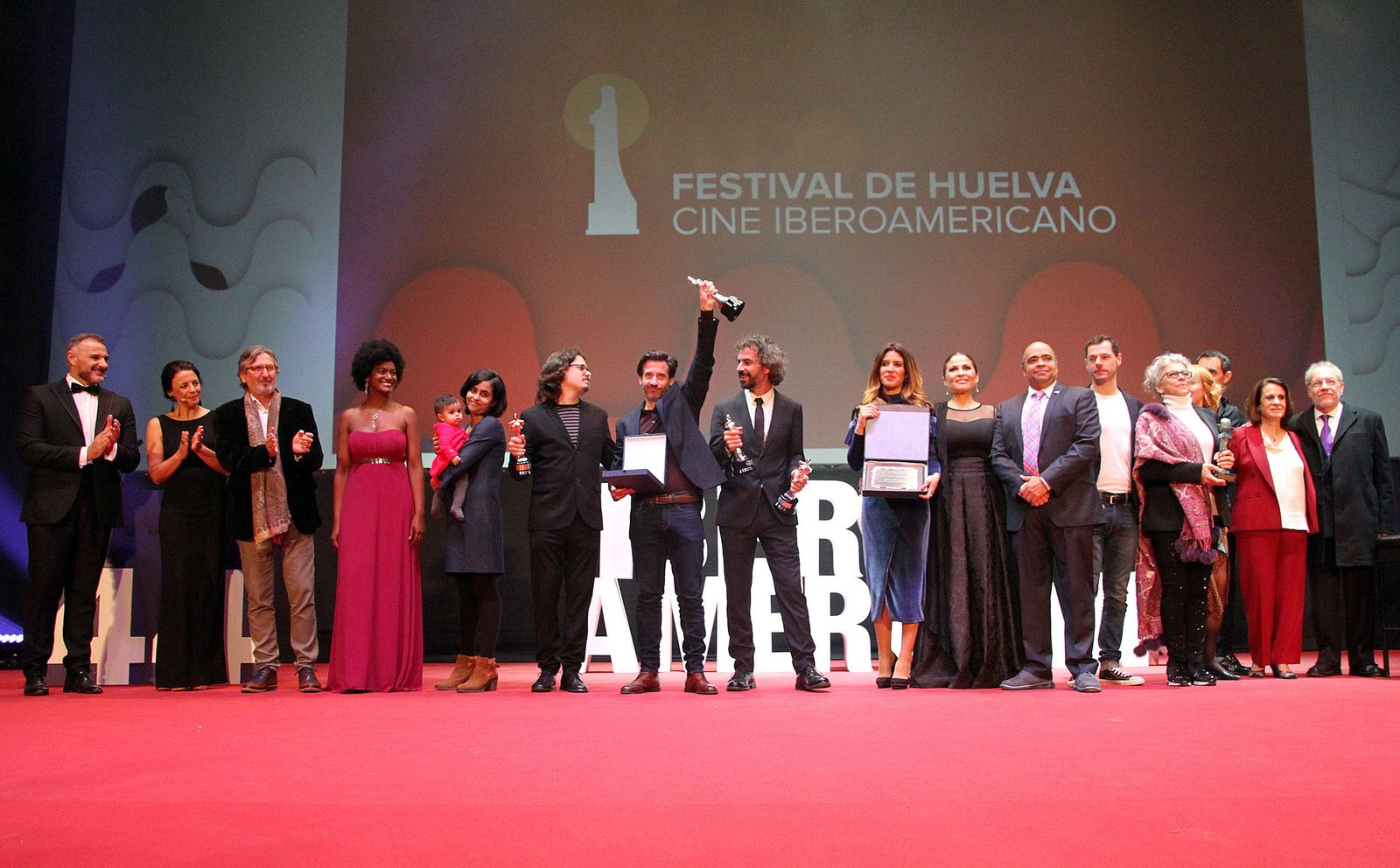 Foto de familia de los premiados del palmarés oficial de la 44 Festival de Cine Iberoamericano de Huelva, al término de la gala de clausura en el auditorio de la Casa Colón.