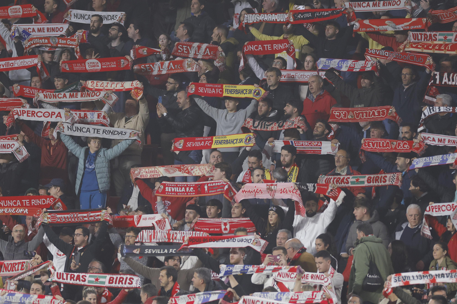 Búscate en las fotos del Sevilla-Fenerbahçe,