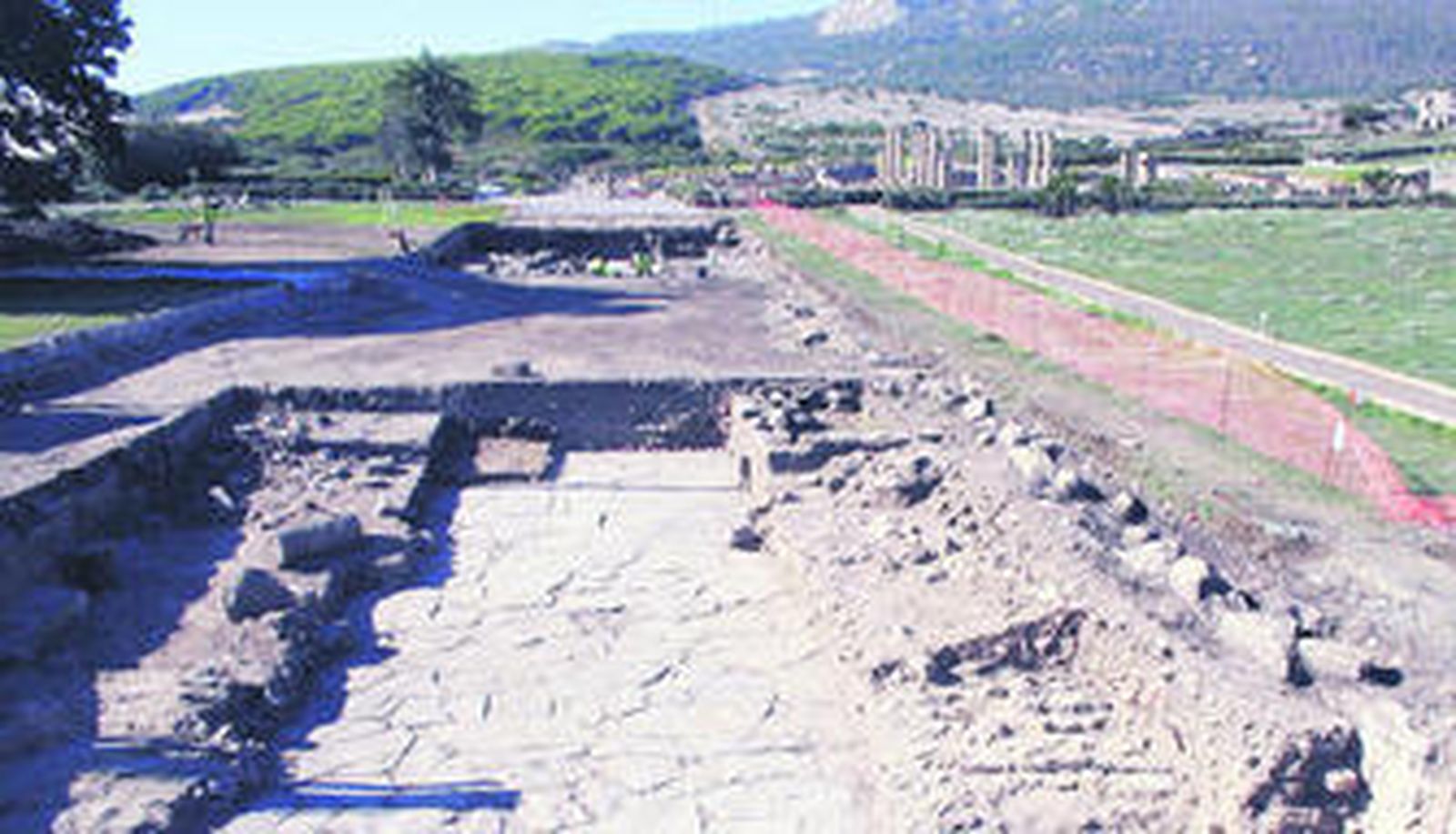 Aspecto de los trabajos desarrollados en la vía principal de conjunto arqueológico.