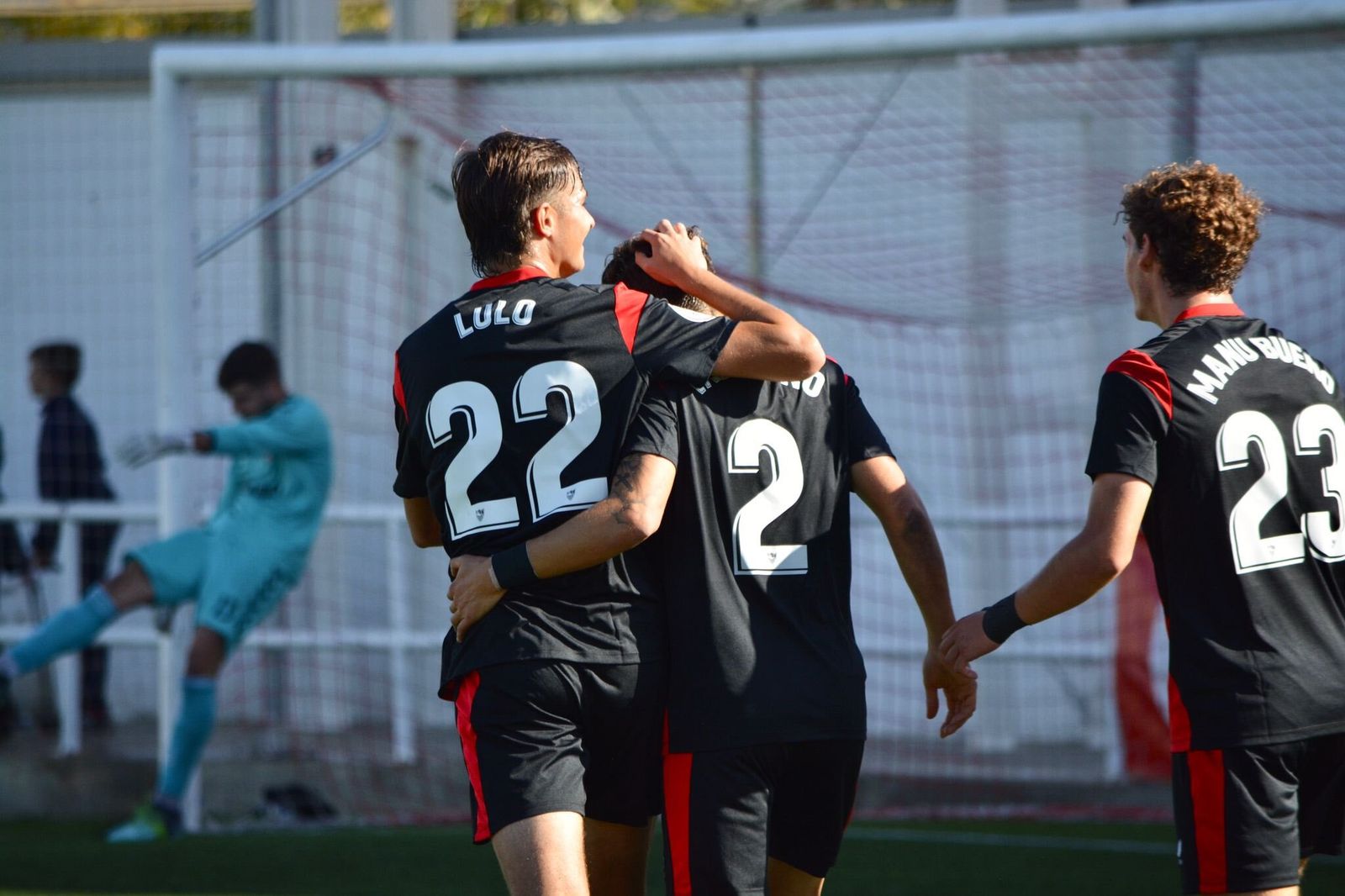 Lulo, Valentino y Manu Bueno celebran uno de los goles del Sevilla Atlético.