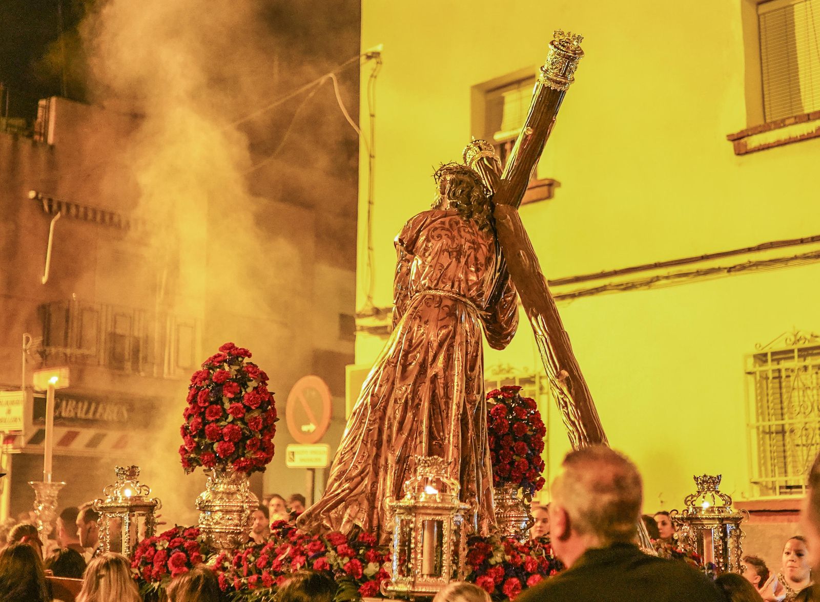 El vía crucis de la Hermandad del Trabajo, en imágenes