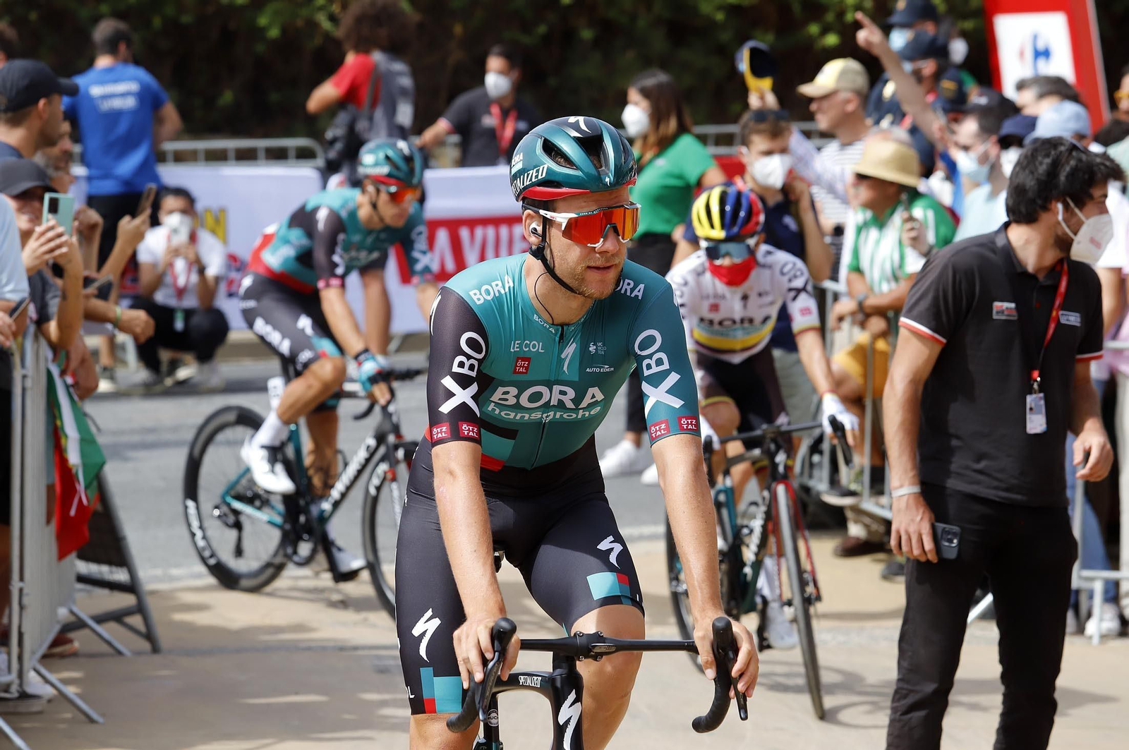 Imágenes de la Vuelta Ciclista a España en su salida desde Aracena en la 17ª etapa